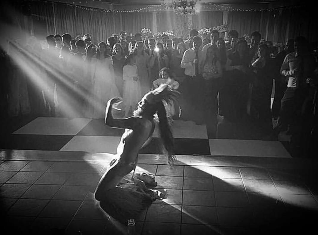 Show interactivo de polinesia para invitados de matrimonio con bailarines de Tahití