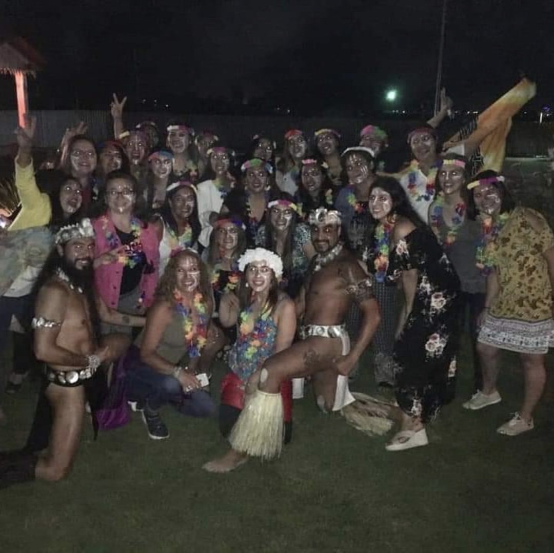 Danza tahitiana interactiva para grupos de amigas en celebraciones femeninas elegantes