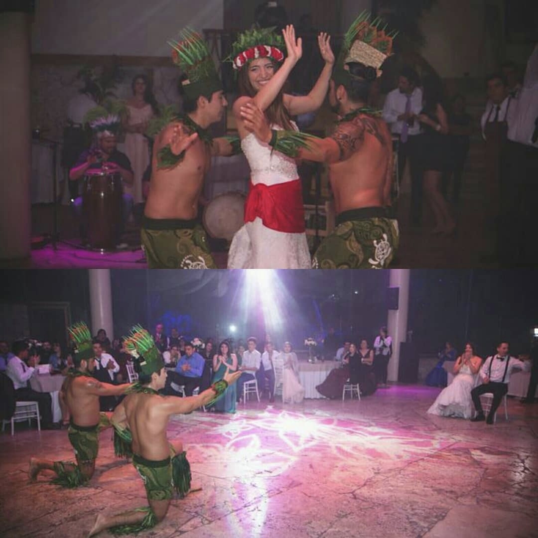 Elenco de danza polinesia con vestuarios típicos de Tahití para eventos de bodas